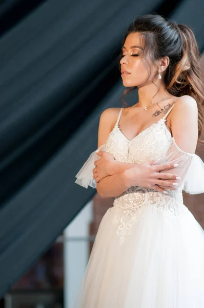 Novia Vestido Blanco Los Preparativos Pelo Oscuro Para Boda — Foto de Stock