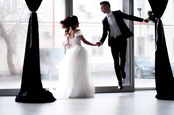 ウェディング ドレスでの結婚式の日の新婚夫婦 — ストック写真
