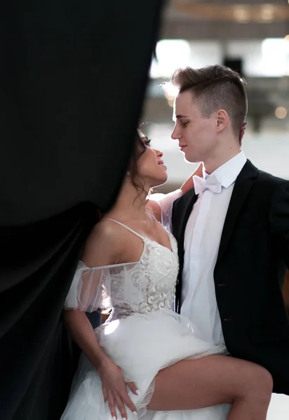 Recém Casados Seu Dia Casamento Vestido Noiva — Fotografia de Stock