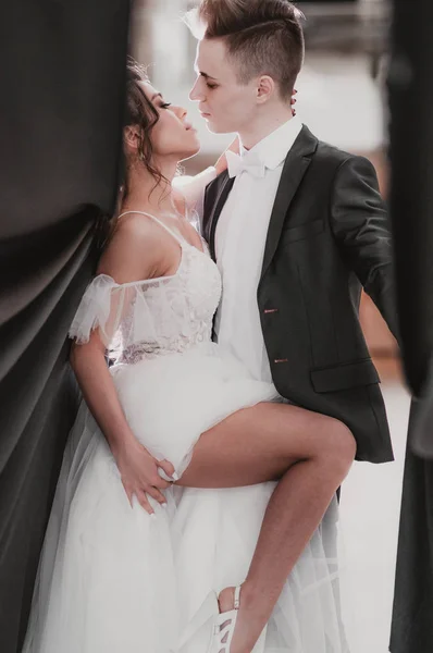 Recém Casados Seu Dia Casamento Vestido Noiva — Fotografia de Stock