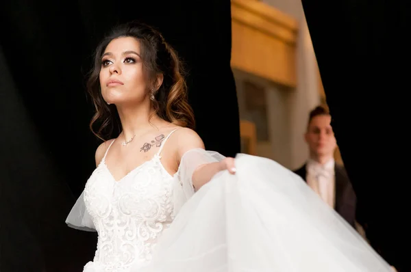 Νεόνυμφοι Για Την Ημέρα Του Γάμου Τους Ένα Γαμήλιο Φόρεμα — Φωτογραφία Αρχείου