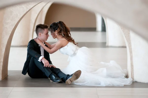 Newlyweds Sitting Floor Arch Wedding Day Wedding Dress — Stock Photo, Image