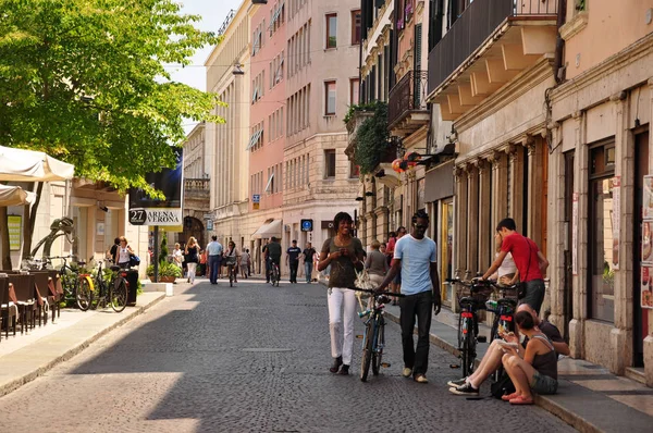 Estilo Vida Das Pessoas Rua Verão Cidade Verona Itália Junho — Fotografia de Stock