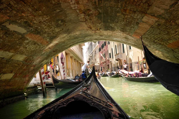 Venecia Canales Italia Puentes Turistas Gondoleros Verano Día Soleado Venecia — Foto de Stock