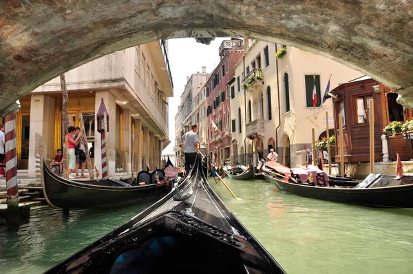 Venecia Canales Italia Puentes Turistas Gondoleros Verano Día Soleado Venecia — Foto de Stock