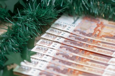 Noel cicili olarak 5,000 ruble banknottan Rus mezhepleri