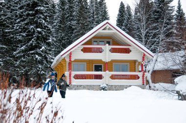 iki erkek eşofman, kış Çelyabinsk, Zyuratkul 2019 orman evde arka planı yolda yürüyor