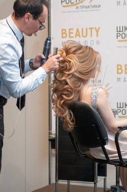 Akşam için bir güzellik maraton Chelyabinsk, otel Redisson mavi, 2 Aralık 2018 ana bir kuaförde tarafından uzun sarı saçlı bir kız saç modelleri oluşturma süreci