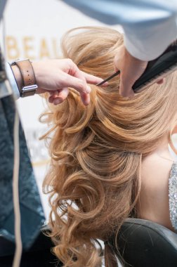 Akşam için bir güzellik maraton Chelyabinsk, otel Redisson mavi, 2 Aralık 2018 ana bir kuaförde tarafından uzun sarı saçlı bir kız saç modelleri oluşturma süreci