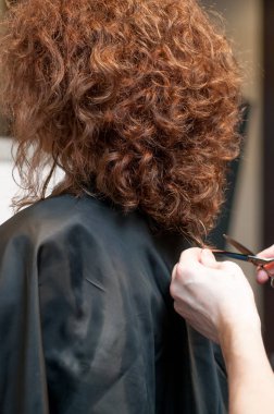 Kız modeli saç kıvırcık saçlı esmer ile ana Kuaför tarafından el güzellik dikiz Chelyabinsk, otel Redisson Blu, maraton, 2 Aralık 2018 makas