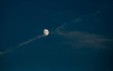 gece gökyüzü beyaz ay ve bulutlar ile