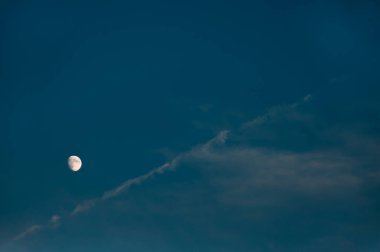 gece gökyüzü beyaz ay ve bulutlar ile