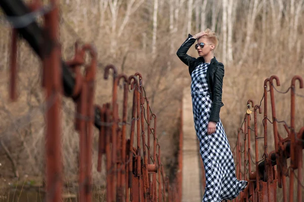 Blondine Langen Kleid Auf Der Alten Titsistche Brücke Über Den — Stockfoto