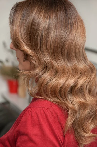 Kvinna med våg frisyr i skönhetssalongen — Stockfoto