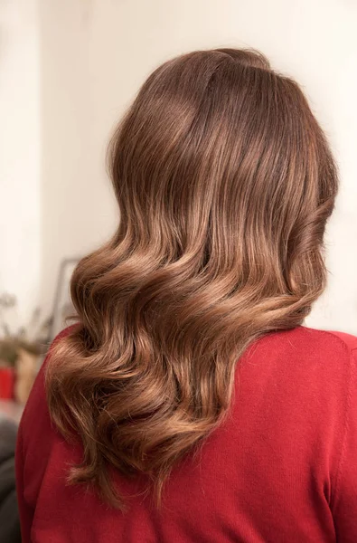 Mujer con cabello largo y oscuro y peinado ondulado — Foto de Stock