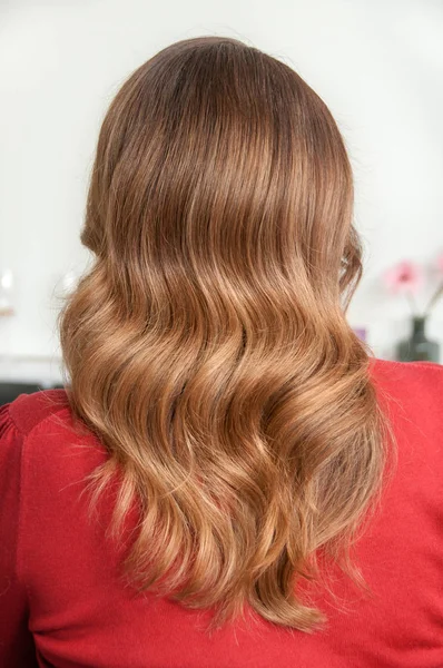 Mujer con cabello largo y oscuro y peinado ondulado — Foto de Stock