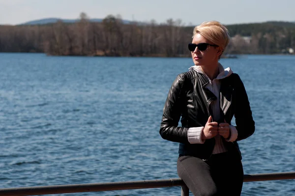 Blondes Mädchen auf dem blauen See — Stockfoto