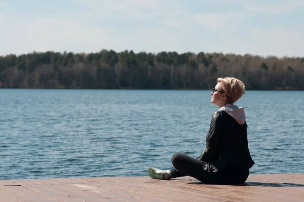 Mavi Göl kenarında sarışın kız