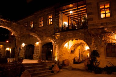 Geceleri antik yapı görünümünü