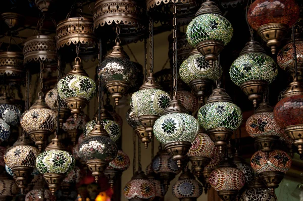 Lámparas de vidrio de mosaico brillante en una tienda — Foto de Stock