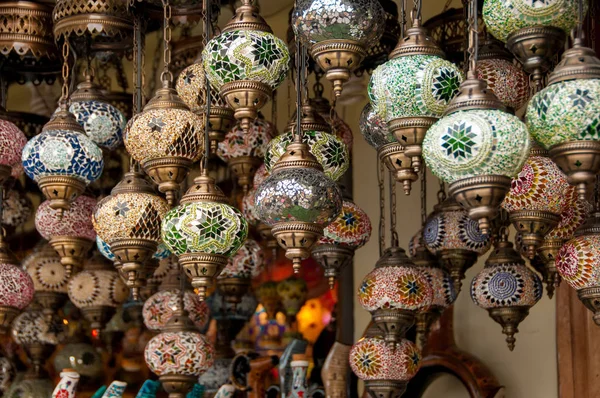 Lámparas de vidrio de mosaico brillante en una tienda — Foto de Stock