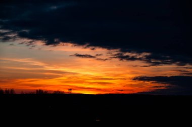 gün batımında bulutlar ile parlak gökyüzü 