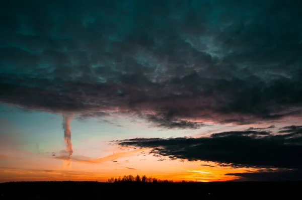 Ciel lumineux avec nuages au coucher du soleil — Photo