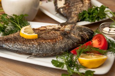 Balık Dorada ızgara beyaz bir tabak tabaktabak tabaktabak tabaktabak tabak tabak tabak tabak tabak tabak tabak tabak tabak tabak tabaktabak tabaktabak tabaktabak tabaktabak tabak 