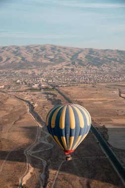  Gökyüzünde yolcu ile Aerostat bir 