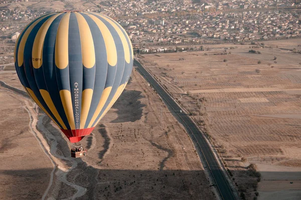 Aerostat jedna s cestujícími na obloze — Stock fotografie