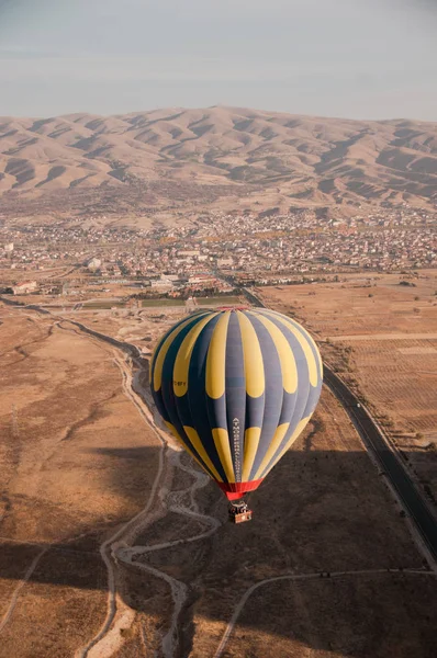 Aerostat jedna s cestujícími na obloze — Stock fotografie