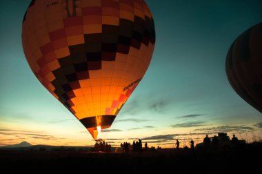  Uçuşa hazırlanan yerde yolcular ile Balon