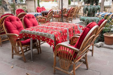 Bir şehir caddesinde bir Türk kafenin iç