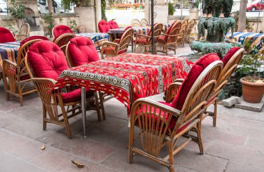 Bir şehir caddesinde bir Türk kafenin iç