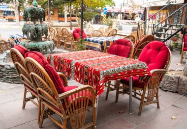 Bir şehir caddesinde bir Türk kafenin iç