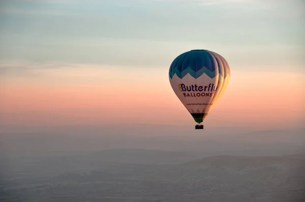 Aerostat jedna s cestujícími na obloze — Stock fotografie