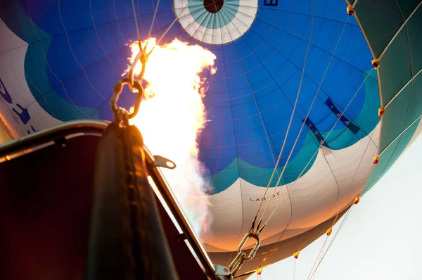 Balón s cestujícími na zemi připravující se na let — Stock fotografie