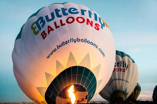 Balón s cestujícími na zemi připravující se na let — Stock fotografie