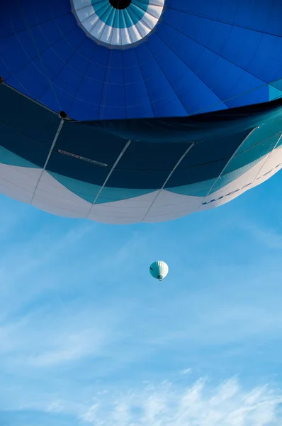 Ballons avec passagers dans le ciel — Photo