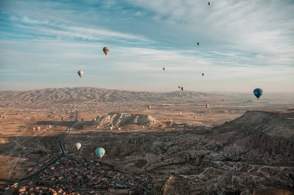 Balónky s cestujícími na obloze — Stock fotografie