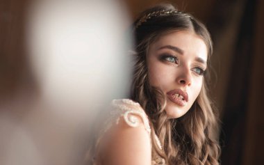 Güzel esmer kız yakın çekim portresi