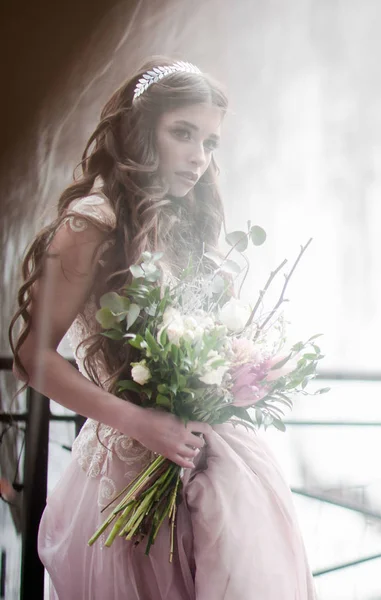 Belle fille brune avec un bouquet de fleurs gros plan — Photo