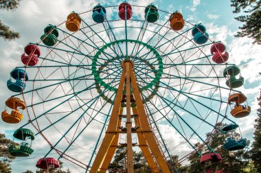 Mavi gökyüzü arka planında dönme dolap