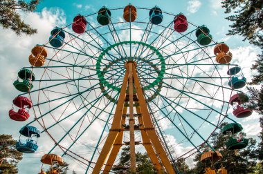 Mavi gökyüzü arka planında dönme dolap