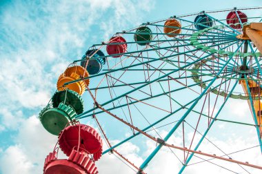 Mavi gökyüzü arka planında dönme dolap