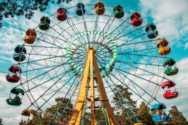 Mavi gökyüzü arka planında dönme dolap