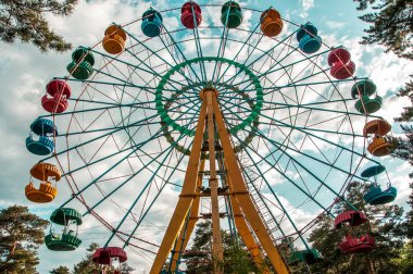 Mavi gökyüzü arka planında dönme dolap