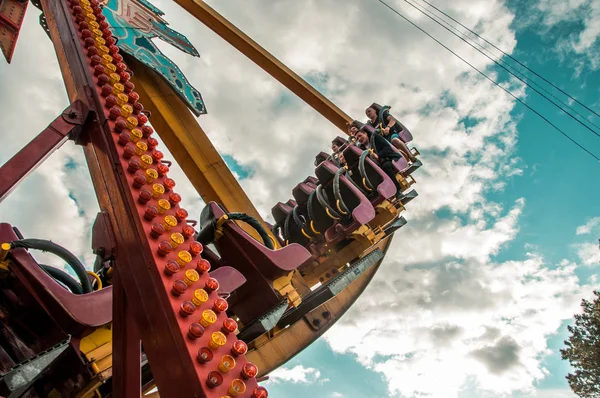 Grote schommel in een pretpark — Stockfoto