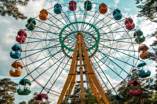 Ferris wiel op blauwe lucht achtergrond — Stockfoto