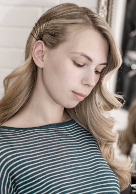 Dalga saç modeli ile uzun saçlı sarışın kız